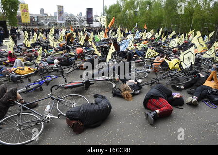 Das Aussterben Rebellion Radfahrer warm' Central London zu protestieren Insekt Tod - Aussterben Rebellion Demonstranten eine "kritische Masse" Radfahren Veranstaltung Stockfoto