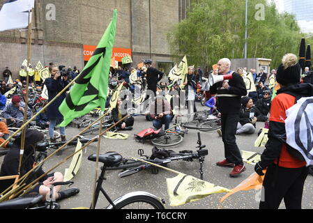 Das Aussterben Rebellion Radfahrer warm' Central London zu protestieren Insekt Tod - Aussterben Rebellion Demonstranten eine "kritische Masse" Radfahren Veranstaltung Stockfoto