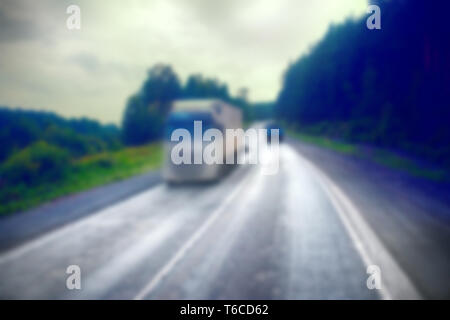 Russland, Ufa - Juli 27, 2016: Lastwagen auf der Autobahn - Lieferung von Waren, die bei schlechtem Wetter Bedrohung. Foto von der Kabine eines großen Lkw auf der Oberseite Stockfoto