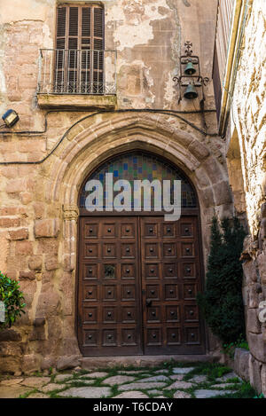 Fassade der Kapelle von Santa Eulalia Märtyrer in der mittelalterlichen Stadt Cardona in Katalonien, Spanien Stockfoto