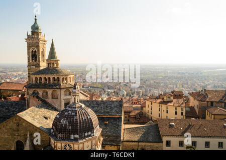 Die Basilika von Santa Maria Maggiore im oberen Stadt Bergamo in Norditalien von der Oberseite der Stadt Halle Glockenturm gesehen. Stockfoto