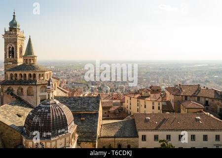 Panoramablick von Bergamo obere Stadt aus dem Rathaus Glockenturm. Stockfoto