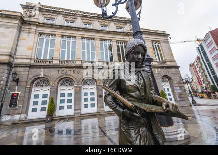 Skulptur namens Esperanza Caminando (Weg der Hoffnung) von Julio Lopez Hernandez vor Teatro Campoamor Gebäude in Oviedo, Spanien, Stockfoto