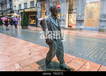 Lebensgroße Statue von Woody Allen, von Vicente Menendez Santarua Oviedo in Asturien, Spanien Stockfoto