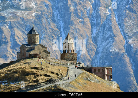 14. jahrhundert Gergeti Trinity Church (Tsminda Sameba), Stepantsminda, Georgien Stockfoto