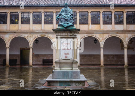 Statue von Erzbischof Fernando de Valdés Salas auf dem Hof des ursprünglichen historischen Gebäude der Universität von Oviedo in Oviedo, Spanien Stockfoto