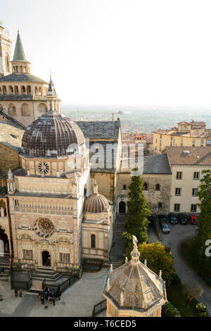 Die Basilika von Santa Maria Maggiore im oberen Stadt Bergamo in Norditalien von der Oberseite der Stadt Halle Glockenturm gesehen. Stockfoto