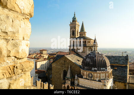 Die Basilika von Santa Maria Maggiore im oberen Stadt Bergamo in Norditalien von der Oberseite der Stadt Halle Glockenturm gesehen. Stockfoto