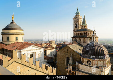 Die Basilika von Santa Maria Maggiore im oberen Stadt Bergamo in Norditalien von der Oberseite der Stadt Halle Glockenturm gesehen. Stockfoto