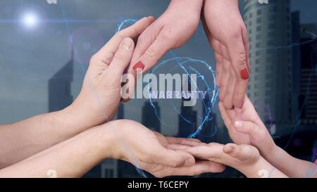 Männer, Frauen und Kinder Hände zeigen ein Hologramm Garantie Stockfoto