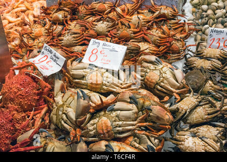 Krabben und andere Krebstiere zum Verkauf auf einem Markt in Madrid, Spanien Stockfoto