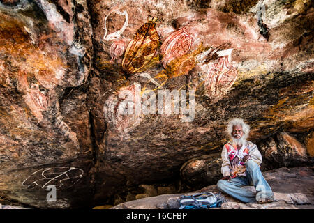 Einheimischer Guide erklärt Aborigine Rock Kunst in Long Tom Träumen, Gunbalanya, Australien Stockfoto