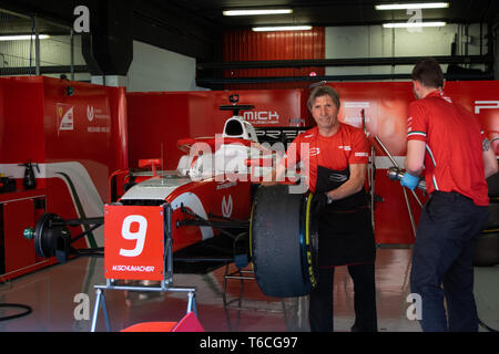 Barcelona, Spanien, Mar 5 2019 - Prema Mechaniker arbeiten am Auto 9 von Mick Schumacher aus Deutschland - bei Tag 1 der FIA F2 2019 Vor Saisonbeginn Test bei Circ. Stockfoto