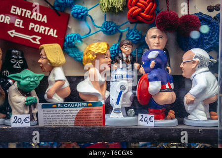 Moderne Karikatur des katalanischen traditionellen Figuren in der Handlung von Klärung dargestellt genannt Caganer zum Verkauf in Madrid, Spanien Stockfoto