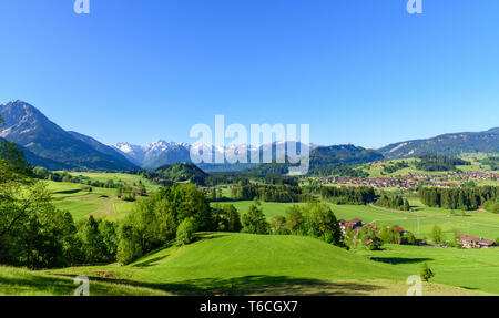 Typische Natur im oberen Allgäu Berge in der Nähe von Fischen Stockfoto