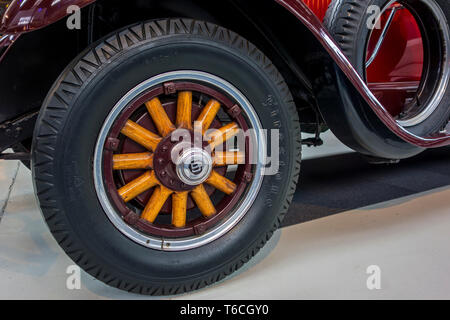 Close-up Vintage automobile/Oldtimer 1928 Studebaker President 8 Modell FA Vorderrad mit Holz- Speichen und Firestone Reifen Stockfoto