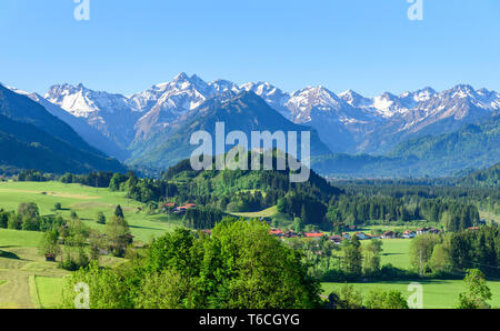 Typische Natur im oberen Allgäu Berge in der Nähe von Fischen Stockfoto