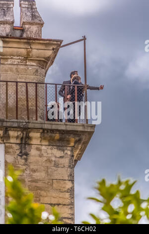 Coimbra/Portugal - 04 04 2019: Blick auf ein paar Touristen auf dem Balkon der Royal Palace von Coimbra, atemberaubenden Blick auf die Stadt Coimbra, Po Stockfoto