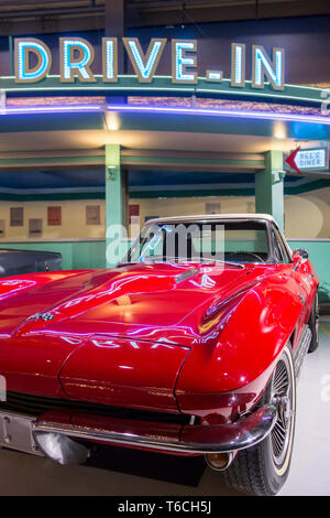 1965 Roter Chevrolet Corvette Stingray, American Classic Sport Auto / Oldtimer/antike Fahrzeug in der Autoworld Museum in Brüssel, Belgien Stockfoto