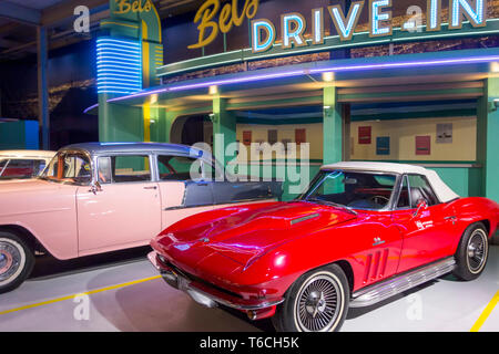 1965 Roter Chevrolet Corvette Stingray, American Classic Sport Auto / Oldtimer/antike Fahrzeug in der Autoworld Museum in Brüssel, Belgien Stockfoto