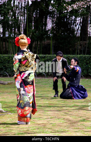 OKAYAMA, Japan - März 31,2019: Mädchen Modell im Kimono Kleid für einen Fotografen bei einem Fotoshooting in der korakuen Garten, Okayama, Japan Stockfoto