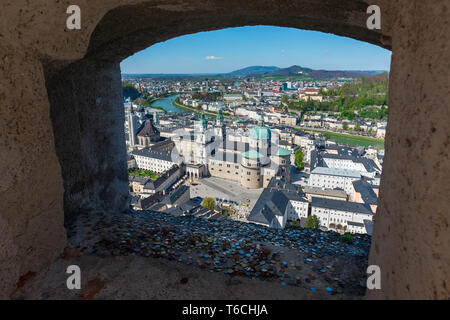 Stadt Salzburg, Blick auf die Altstadt von Salzburg aus einer Kanone Gerichtsbezirk in die Mauer der Festung Hohensalzburg, Österreich. Stockfoto