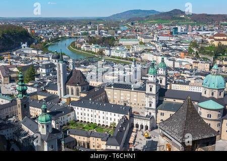 Austria Salzburg, Luftaufnahme im Sommer der barocken Altstadt (Altstadt) im Zentrum der Stadt Salzburg, Österreich. Stockfoto