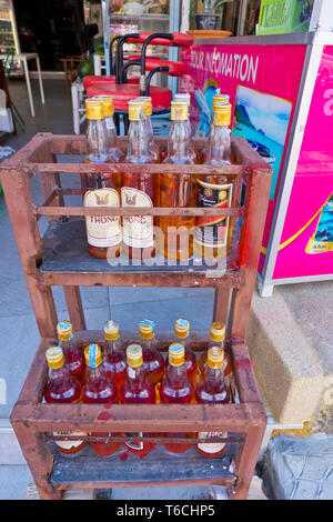 Benzin in Whiskey Flaschen, Patong, Phuket, Thailand verkauft Stockfoto