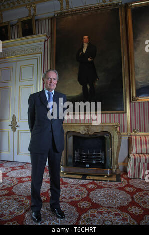 Charles Wellesley, dem 9. Herzog von Wellington, bei Apsley House in London neben einem Porträt seines Vaters Arthur Wellesley, der erste Herzog von Wellington, von Sir Thomas Lawrence (1769-1830) Zum 250. Jahrestag der Geburt des ersten Herzog markieren. Stockfoto