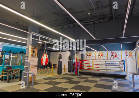 Boxing Gym, die Block-, Hotel- und Unterhaltungskomplex, Beach Road, Thawewong Road, Patong, Phuket, Thailand Stockfoto