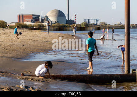 STADE / HAMBURG, DEUTSCHLAND - Oktober 16, 2017: Die Menschen sind mit einem ungewöhnlich warmen Tag an einem Strand der Elbe in der Nähe von Stade/Hamburg in Norddeutschland Stockfoto