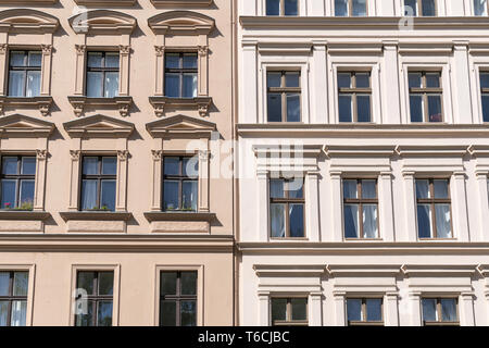 alte Häuser mit Stuck in Berlin Kreuzberg zu schleppen Stockfoto