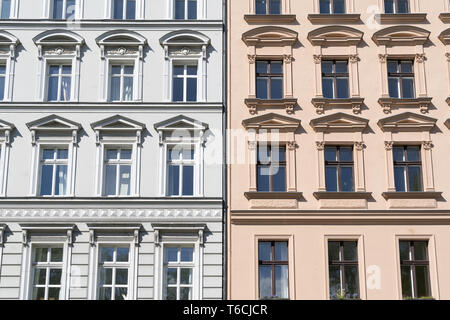 alte Häuser mit Stuck in Berlin Kreuzberg zu schleppen Stockfoto