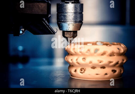 3D-Drucker drucken Objekte gelb Form Nahaufnahme. Moderne technische 3D-Druck. Stockfoto