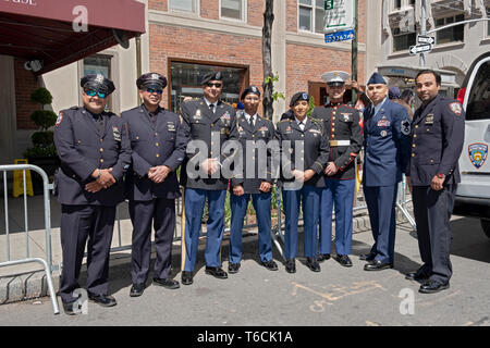 Sikh Polizei & Korrekturen Offiziere und Soldaten stellen vor der Sikh Day Parade in Manhattan, New York City. Stockfoto