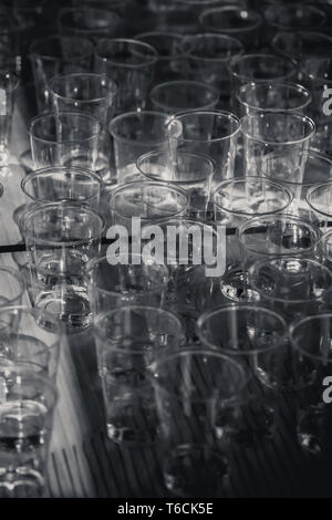 Makroaufnahme der Plastikbecher für die Degustation auf dem Tisch zu stehen, Schweiz Stockfoto