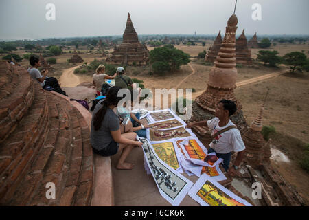 Die burmesische Künstler verkauft seine Gemälde auf ein Stupa in der alten Stadt von Bagan in Myanmar. Stockfoto