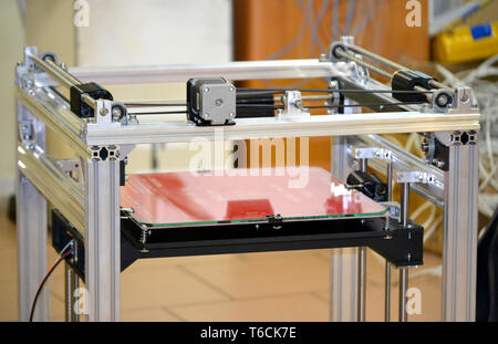 3d-Drucker Bau top. Automatische dreidimensionale 3d-Drucker führt Kunststoff gelb Farben Modellierung im Labor. Stockfoto