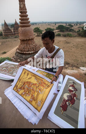 Die burmesische Künstler verkauft seine Gemälde auf ein Stupa in der alten Stadt von Bagan in Myanmar. Stockfoto