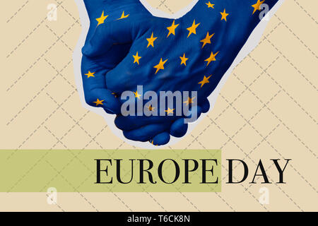 Text Europa Tag und zwei Menschen halten sich an den Händen als Flagge der Europäischen Union Gemusterten, auf einem beigen Hintergrund mit grauen Linien gemustert, als Contem Stockfoto