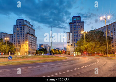 Der Strausberger Platz in Berlin mit dem Fernsehturm in der Abenddämmerung Stockfoto