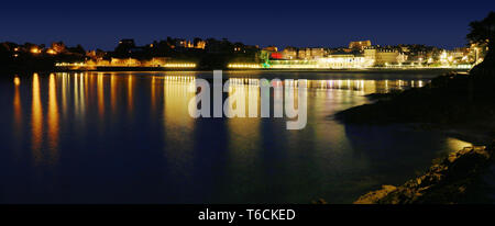 Lichter von Dinard in der Nacht. Bretagne, Frankreich. Stockfoto