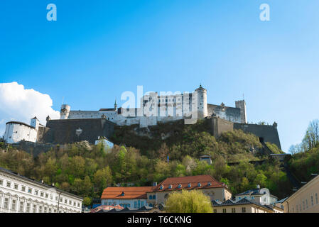 Österreich Salzburg Schloss, Blick von der Kapitelplatz Salzburg Burg (Festung Hohensalzburg) stationiert, hoch über der Altstadt auf Monchsberg Hill, Österreich. Stockfoto