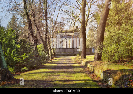 idyllischer Platz mit Denkmal in einem park Stockfoto