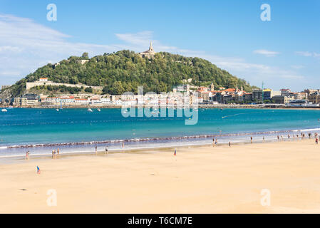 Der Strand La Concha mit Blick auf den Berg Urgull Stockfoto