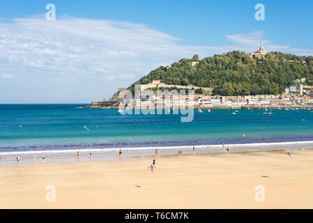 Der Strand La Concha mit Blick auf den Berg Urgull Stockfoto