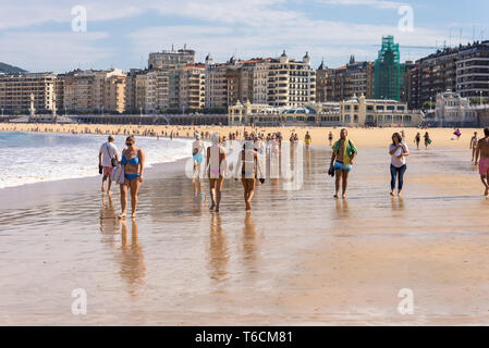 San Sebastian. Einwohner und Touristen am Strand Stockfoto