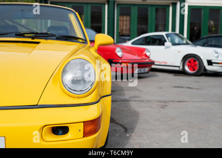 1994 Porsche Carrera Auto vor einer Garage im Bicester Heritage Center Drive es Tag. Bicester, Oxfordshire, England Stockfoto