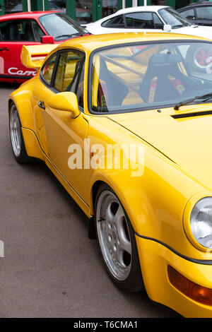 1994 Porsche Carrera Auto vor einer Garage im Bicester Heritage Center Drive es Tag. Bicester, Oxfordshire, England Stockfoto