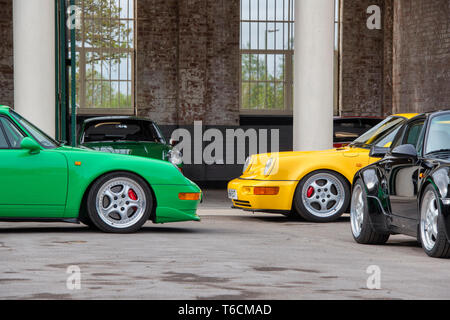 Porsche Autos vor einer Garage im Bicester Heritage Center. Bicester, Oxfordshire, England Stockfoto